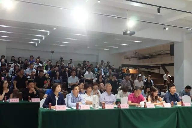 /></p><p>隨著前期大量籌備工作已經(jīng)完成，賽事開幕在即，為保障賽事及活動(dòng)圓滿完成，本次領(lǐng)隊(duì)會(huì)議像大家重點(diǎn)宣導(dǎo)競(jìng)賽規(guī)程，通報(bào)培訓(xùn)情況、給予備賽建議，講解檢錄換裝登舟和救生方案，通報(bào)儀式環(huán)節(jié)和互動(dòng)活動(dòng)的細(xì)化方案并通過抽簽進(jìn)行競(jìng)賽順序。</p><p style=